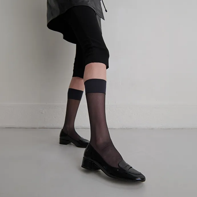 Low-heeled loafers in black pleated patent