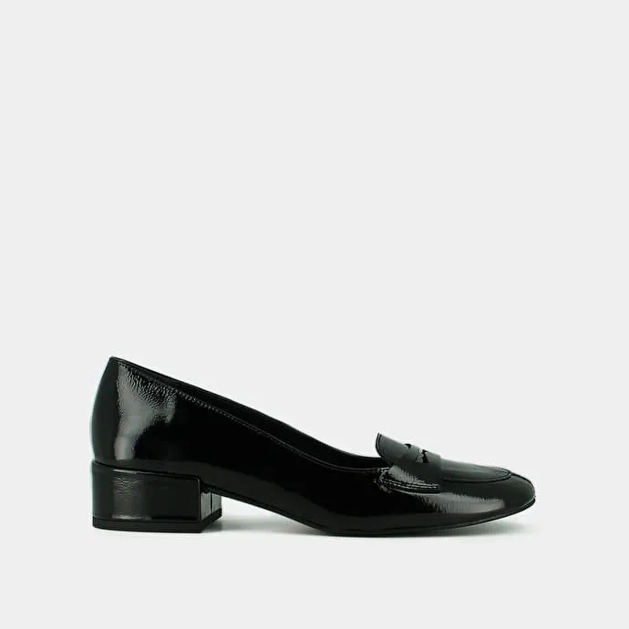 Low-heeled loafers in black pleated patent