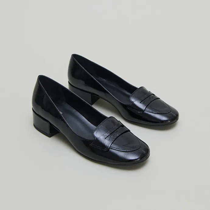 Low-heeled loafers in black pleated patent