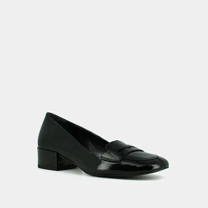 Low-heeled loafers in black pleated patent