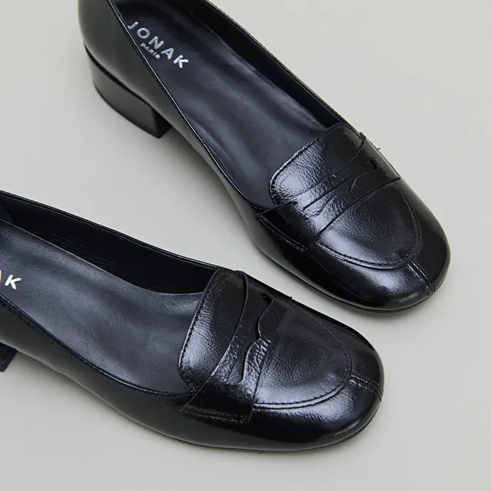 Low-heeled loafers in black pleated patent