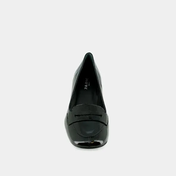 Low-heeled loafers in black pleated patent